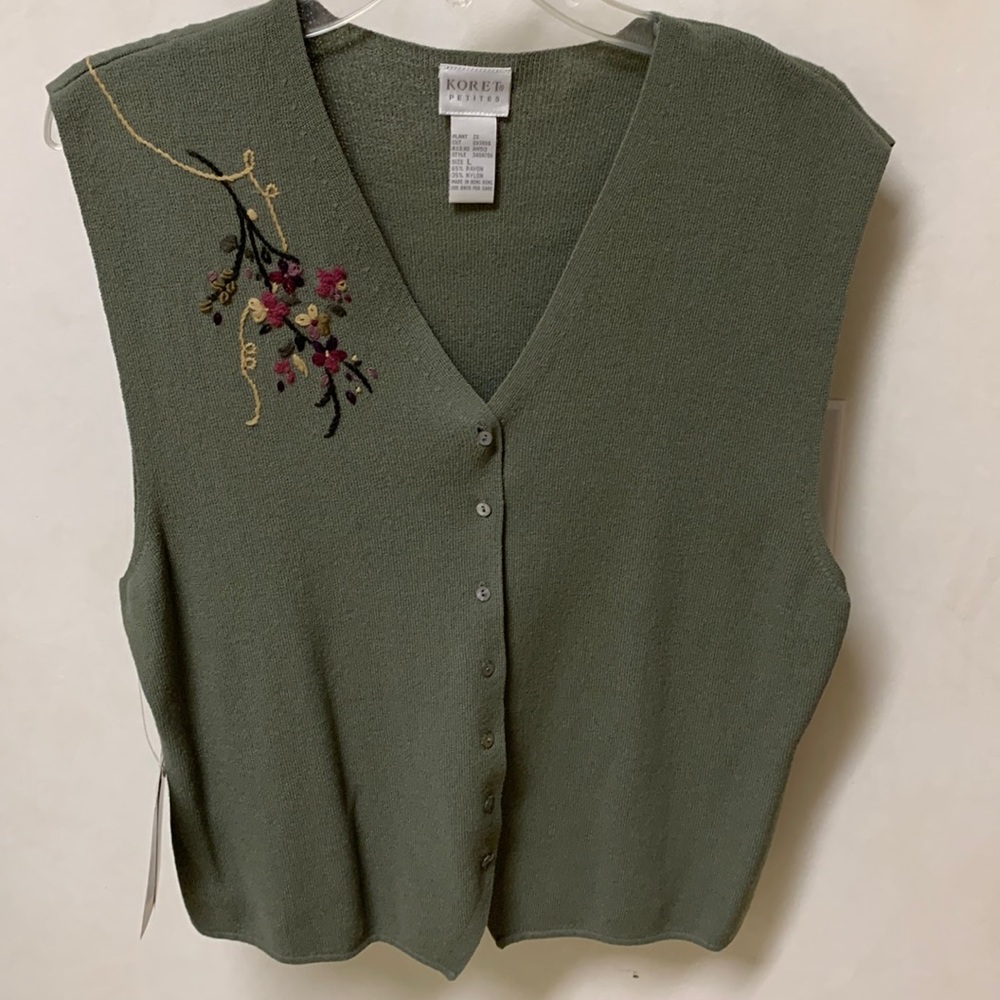 Pretty NWT Women’s Petite Large Sweater Vest With Embroidery